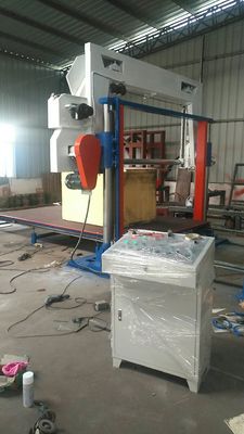 Vertikalmaschine zum Schneiden von Schaumblöcken mit verstellbarer Schneidgeschwindigkeit
