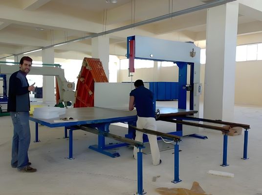 Elektrische Quadrat-Schaum-Block-Schneidemaschine H800mm Schneidhöhe von links nach rechts Schneidweise