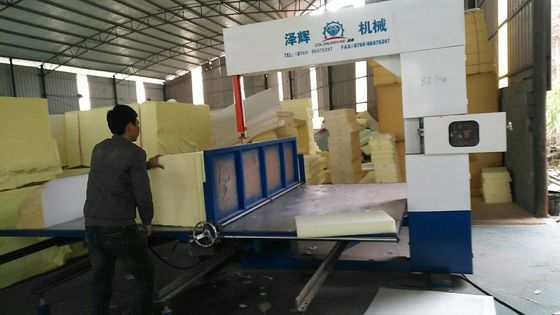Elektrische vertikale Schaumschneidemaschine mit PLC-Steuerung für die Verarbeitung von EVA und EPE